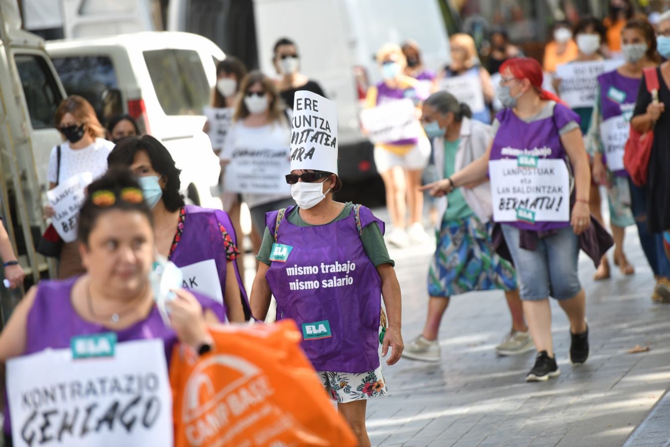Los sindicatos de la enseñanza se han manifestado este martes en las calles de San Sebstián y han reclamado un retorno a las aulas «seguro» y acordado para hacer frente al Covid-19