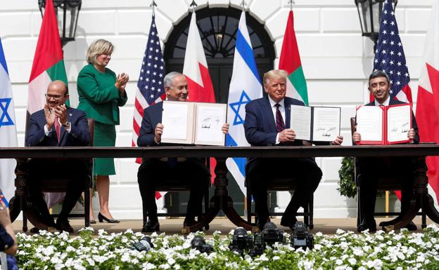 Al-Zayani, Netanyahu, Trump y Al-Nahyan muestran los documentos firmados durante la ceremonia celebrada en la Casa Blanca.