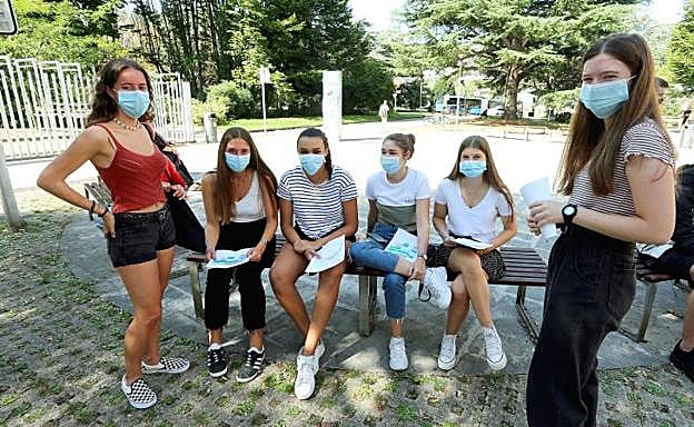 Emma, Maider, Iraia, Olaia, Karlota y Maddie, en el Instituto Usandizaga. 