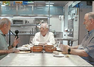 Imagen secundaria 1 - Fotogramas de la película: Arriba con Ferrán Adrià; abajo a la izquierda con Arguiñano y Subijana y a la derecha, en el monte Igeldo. 