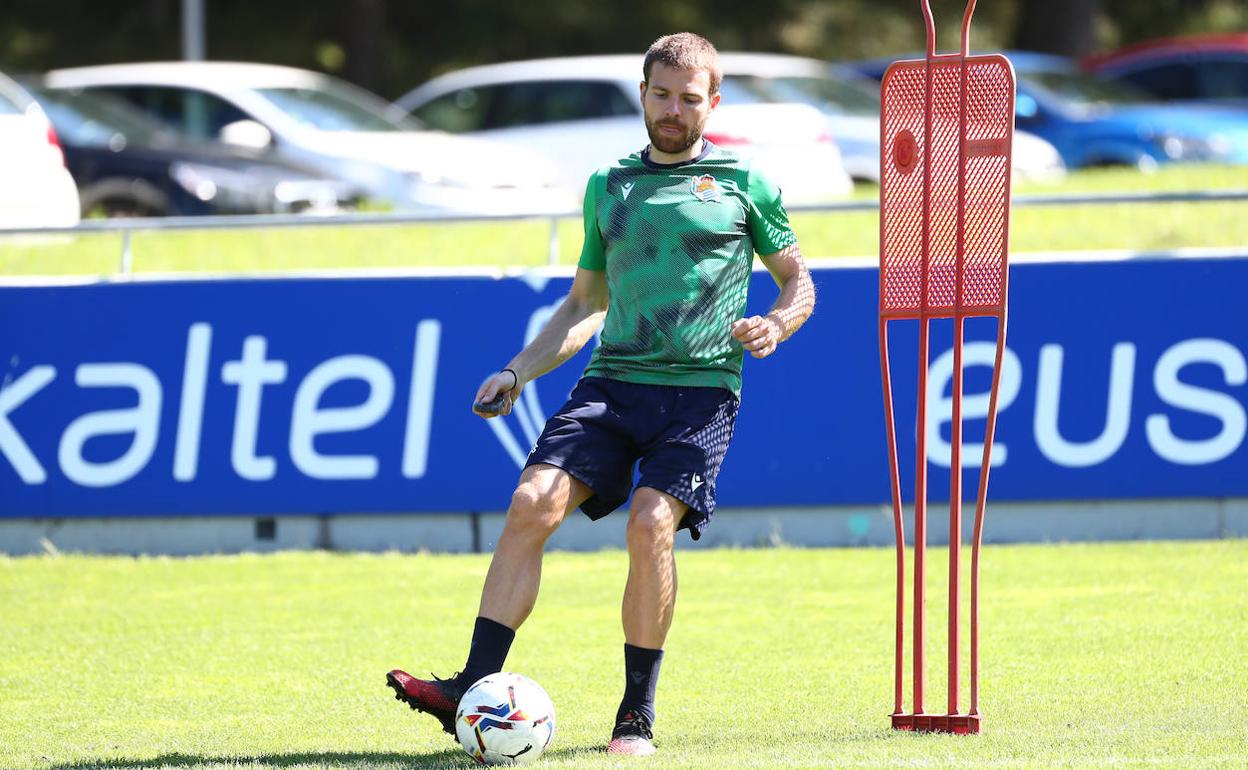 Illarramendi, en la imagen con el balón durante el entrenamiento, está cada vez mejor de su lesión en el aductor derecho. 
