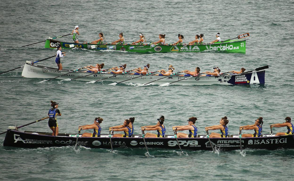 Tolosadea y Hondarribia, que flanquean a Donostia Arraun Lagunak, reman durante la Bandera de La Concha. 