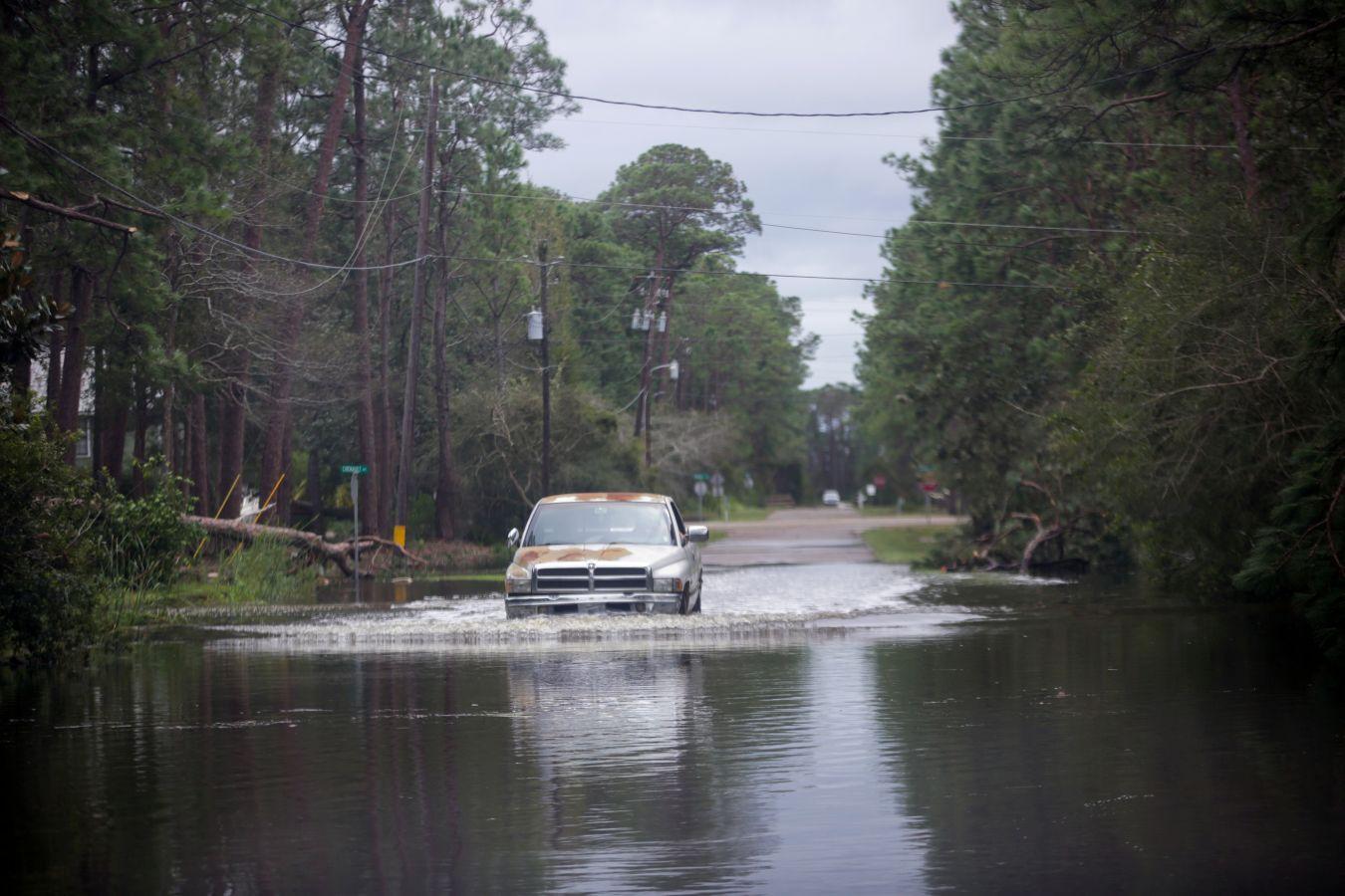 La costa este de Estados Unidos ha sufrido especialmente la llegada del huracán Sally. De hecho, los estados afectados han sufrido cortes eléctricos e inundaciones, además de la caída de decenas de árboles. 'Sally' ha dejado a más de medio millón de personas sin luz. Los estados de Alabama y Florida han resultado los más afectados. Sally tocó tierra como huracán categoría dos, con vientos de hasta 160 km/h. 
