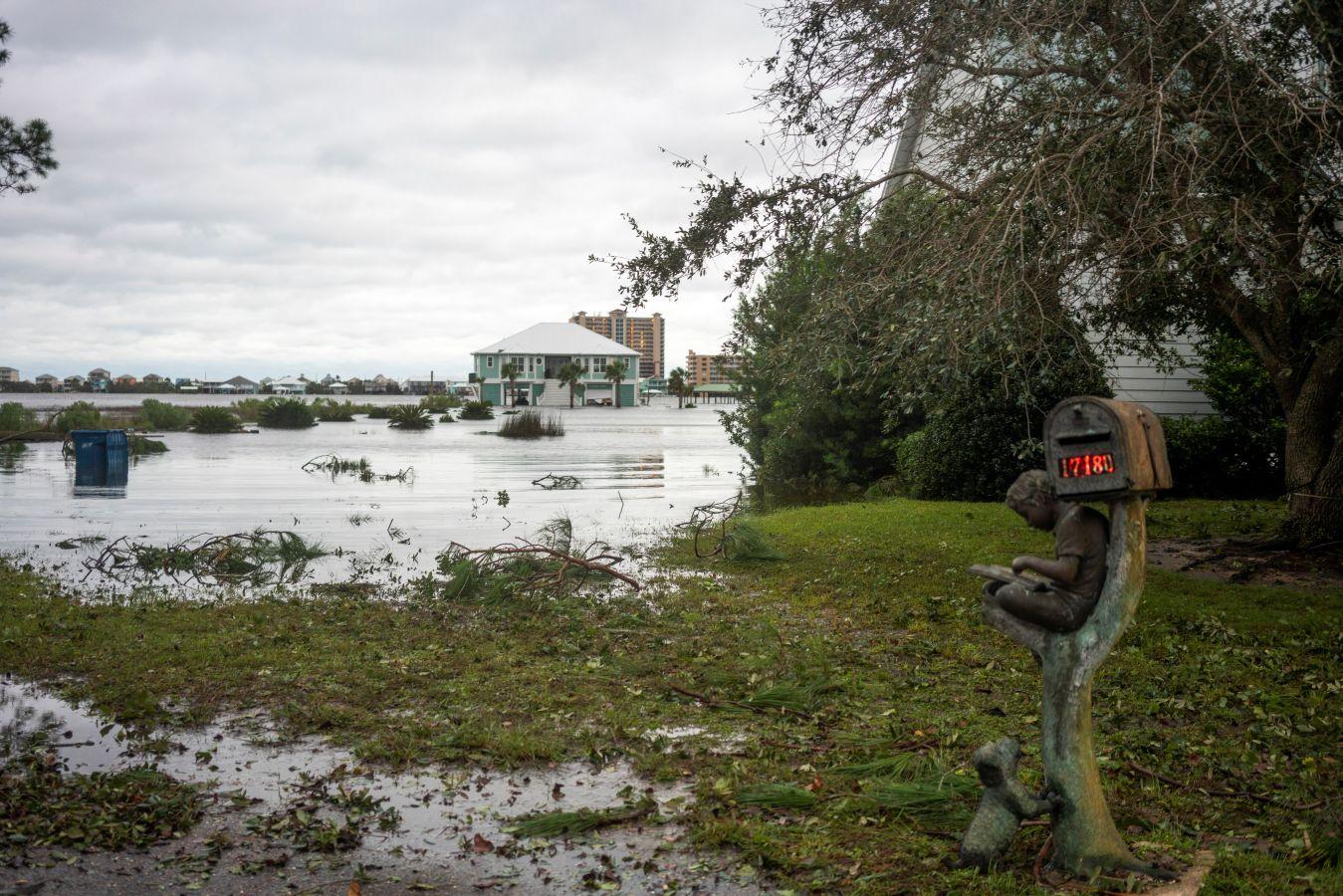 La costa este de Estados Unidos ha sufrido especialmente la llegada del huracán Sally. De hecho, los estados afectados han sufrido cortes eléctricos e inundaciones, además de la caída de decenas de árboles. 'Sally' ha dejado a más de medio millón de personas sin luz. Los estados de Alabama y Florida han resultado los más afectados. Sally tocó tierra como huracán categoría dos, con vientos de hasta 160 km/h. 