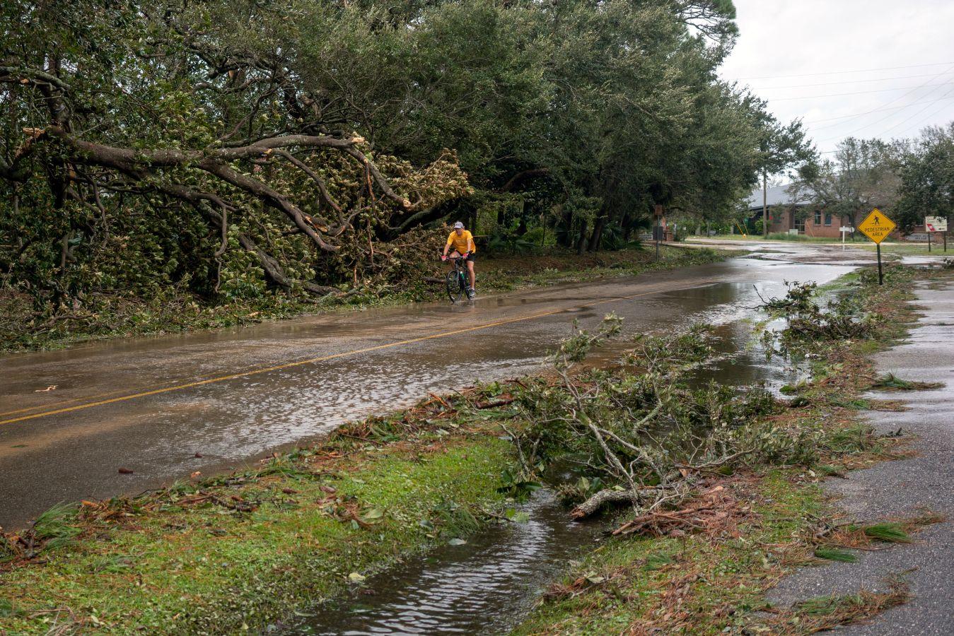 La costa este de Estados Unidos ha sufrido especialmente la llegada del huracán Sally. De hecho, los estados afectados han sufrido cortes eléctricos e inundaciones, además de la caída de decenas de árboles. 'Sally' ha dejado a más de medio millón de personas sin luz. Los estados de Alabama y Florida han resultado los más afectados. Sally tocó tierra como huracán categoría dos, con vientos de hasta 160 km/h. 