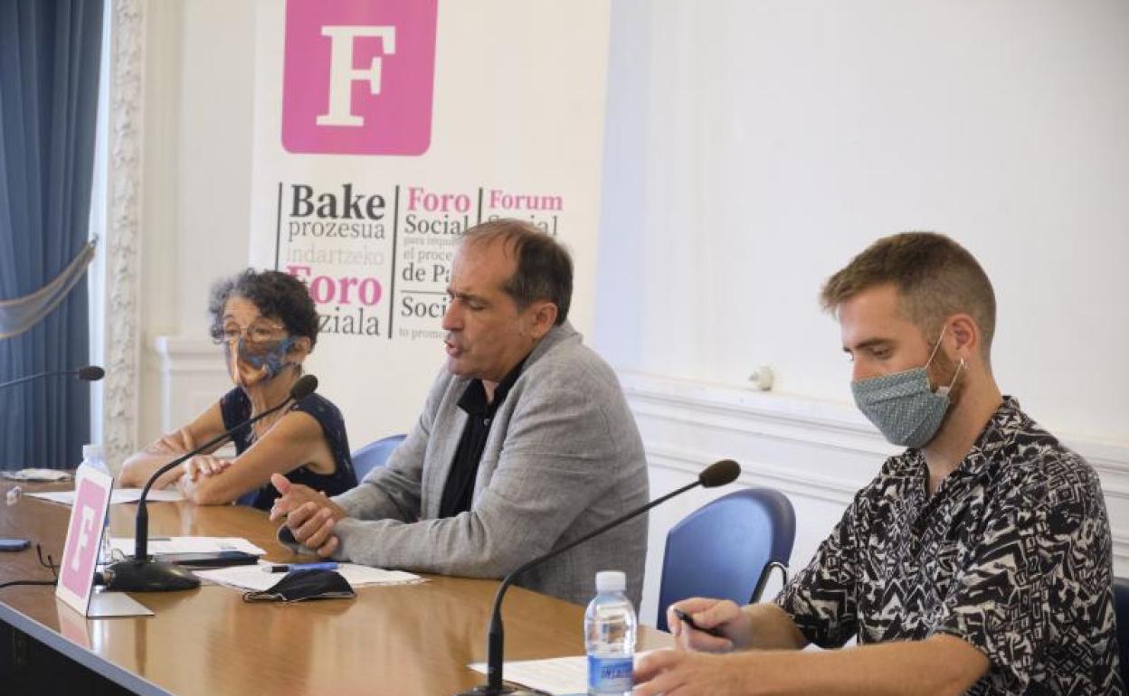 La rueda de prensa del Foro Social Permanente de este jueves en San Sebastián.