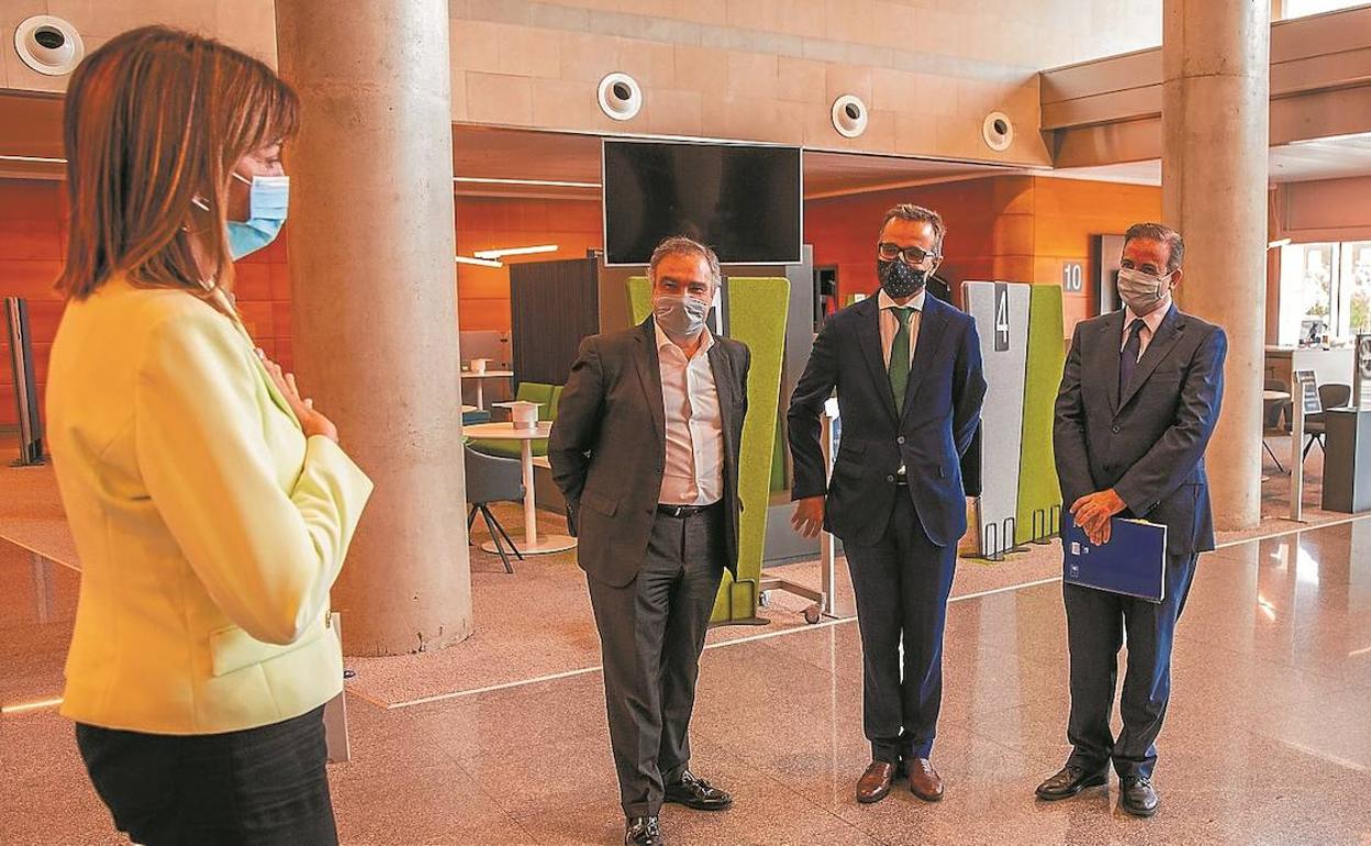 La consejera Idoia Mendia recibe en Lakua a miembros de Confebask, con su presidente Eduardo Zubiaurre a la cabeza.