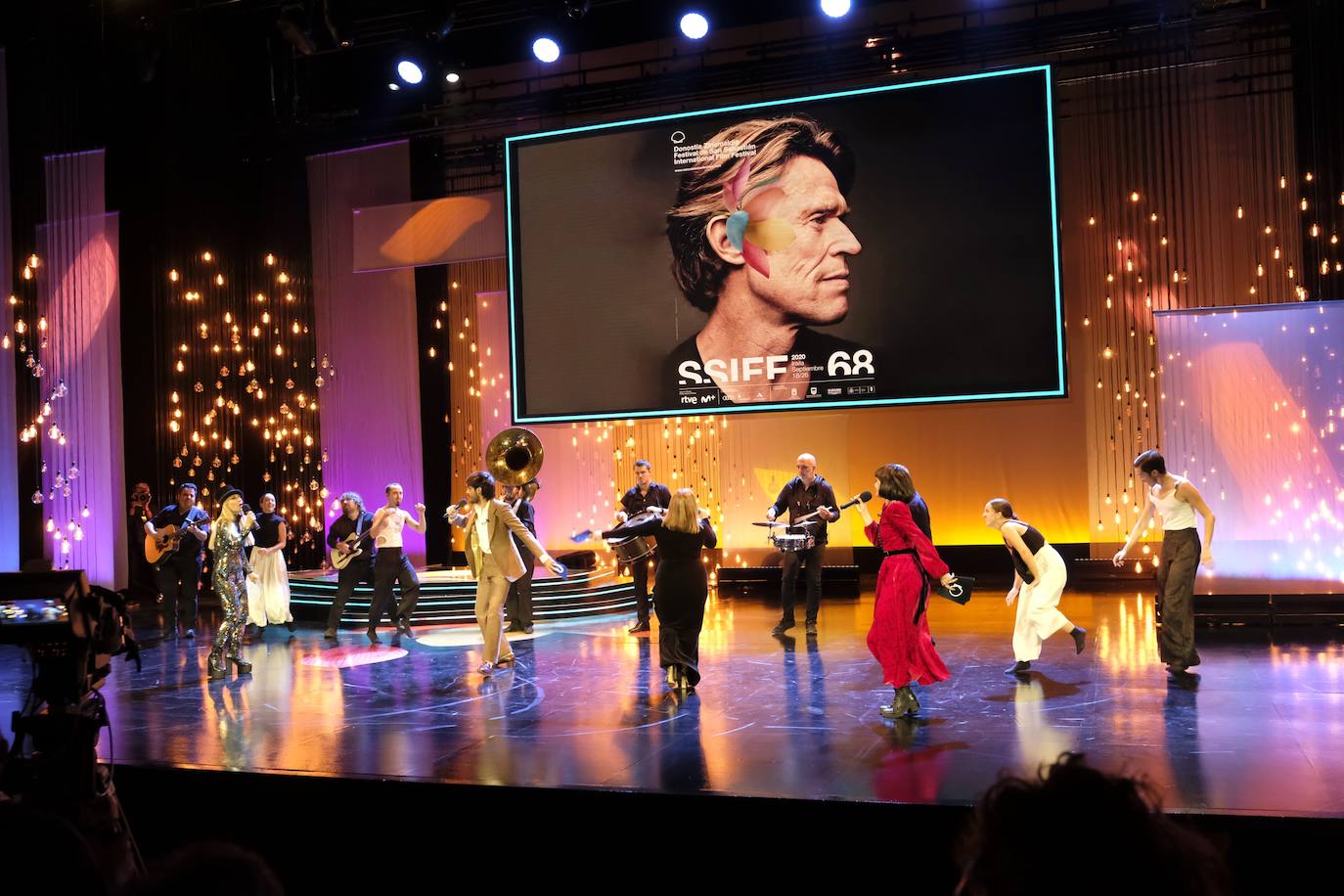 La música y la danza estuvieron muy presentes en la inauguración oficial de la 68 edición del Festival de Cine de San Sebastián