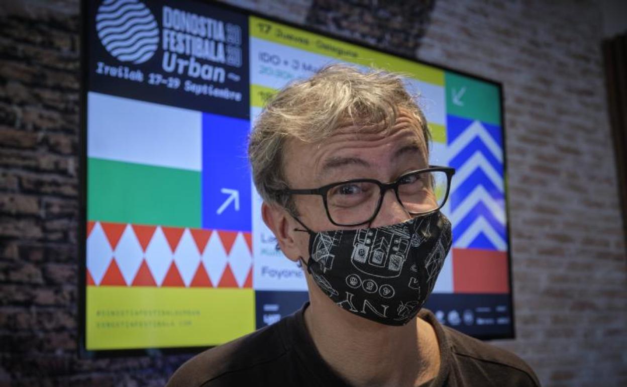 Sergio Cruzado, con el cartel del Donostia Festibala Urban. . 