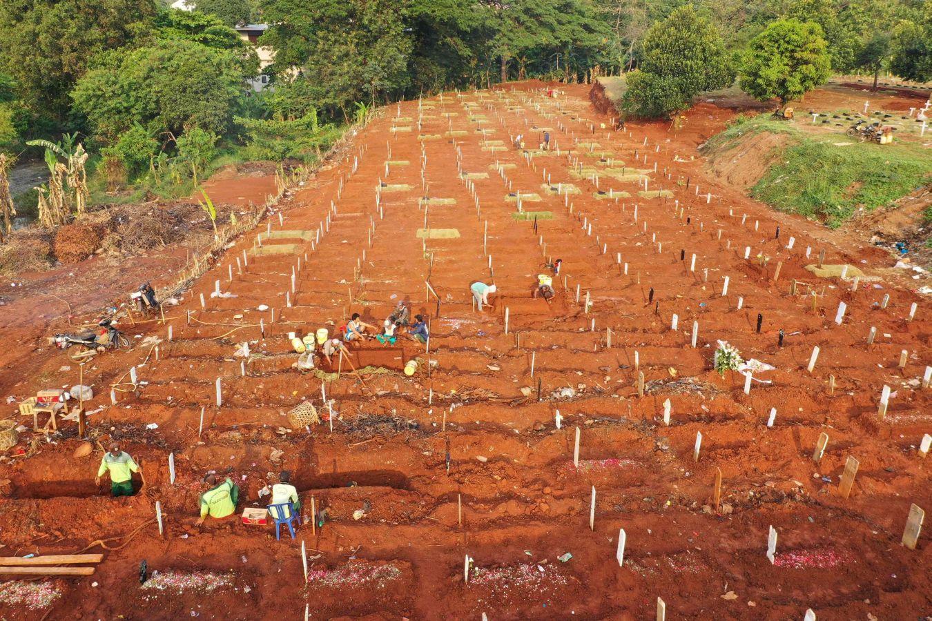 En la capital de Indonesia, Yakarta, han habilitado un cementerio de 6.000 metros cuadrados para víctimas por coronavirus. En el país asiático son ya 9.222 los muertos confirmados por Covid-19. 