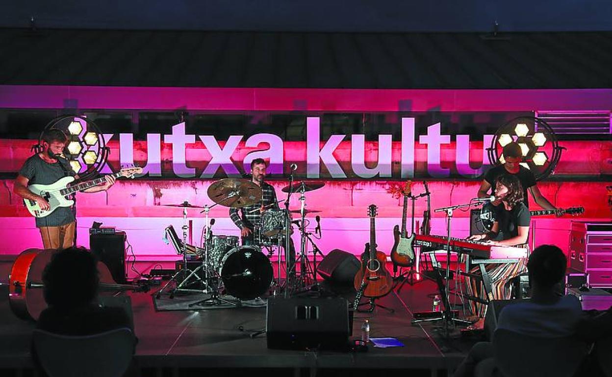 Ido y J Martina inauguraron el Donostia Festibala en Kutxa Kultur. 