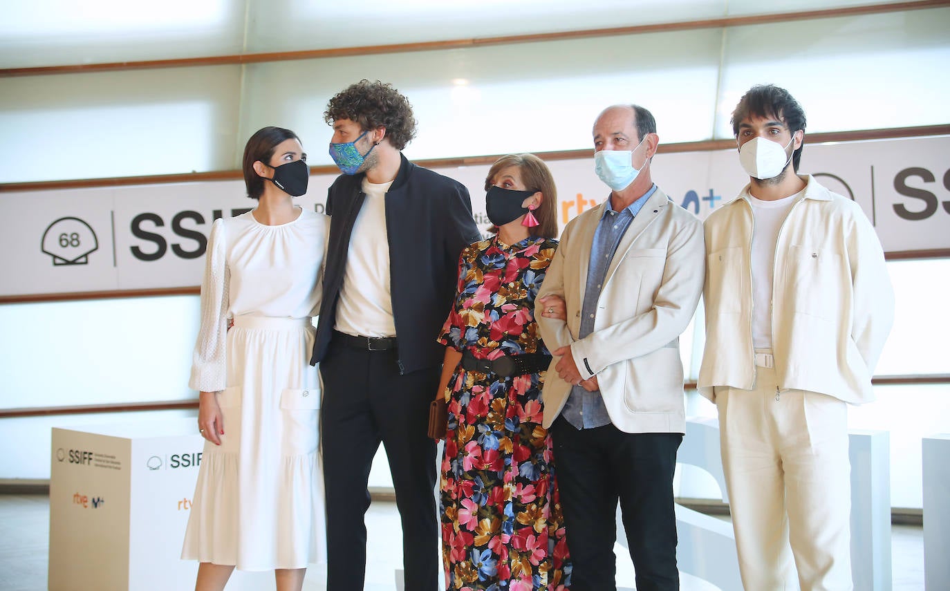 El equipo de 'Patria' ha presentado la serie de HBO en el Zinemaldia