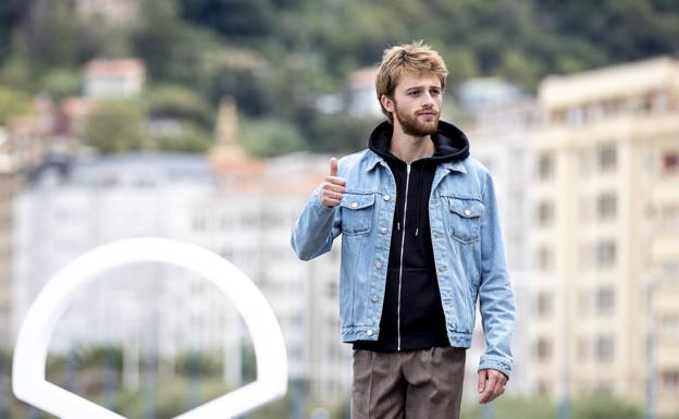 Benjamin Voisin en el exterior del Kursaal antes de presentar la película. 