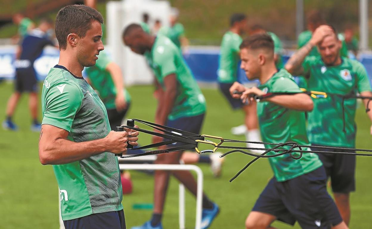 Ander Guevara se ejercita ayer junto al resto de sus compañeros en Zubieta, superada su lesión de tobillo.