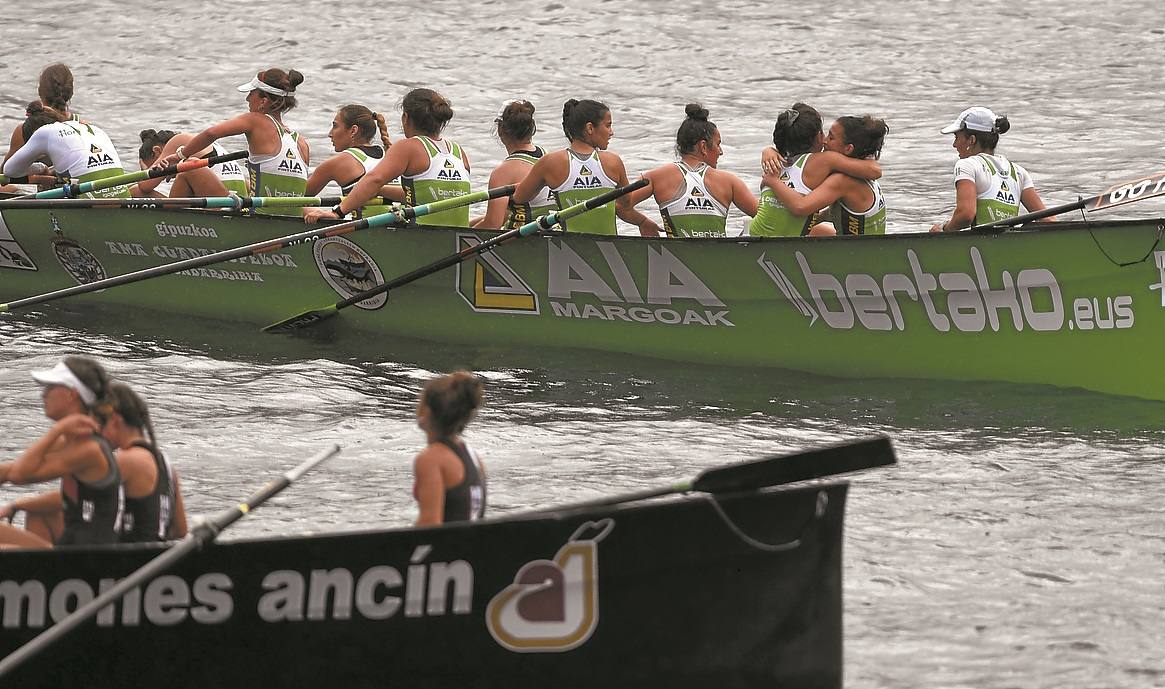 Las remeras de Hondarribia se felicitan en Bermeo, con Hibaika en primer plano. 