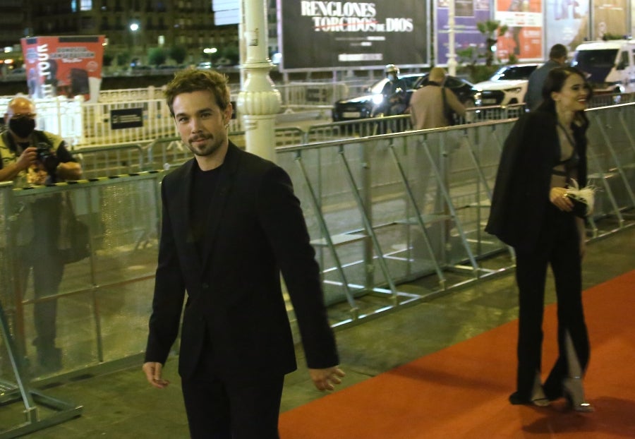 El reparto de 'El verano que vivimos' ha posado para la prensa y para los pocos aficiados que han podido verlos en la alfombra roja del Victoria Eugenia. 