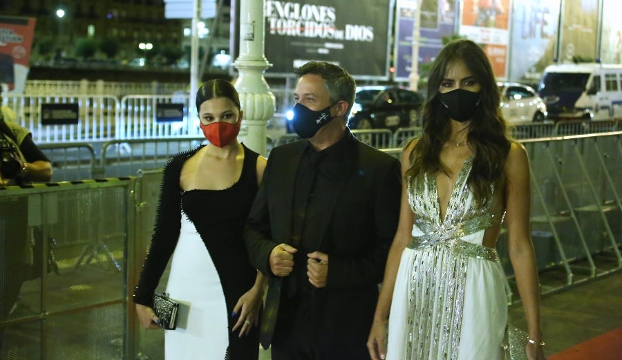 El reparto de 'El verano que vivimos' ha posado para la prensa y para los pocos aficiados que han podido verlos en la alfombra roja del Victoria Eugenia. 