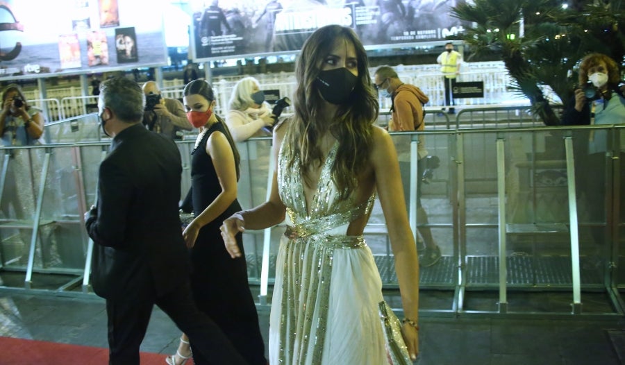 El reparto de 'El verano que vivimos' ha posado para la prensa y para los pocos aficiados que han podido verlos en la alfombra roja del Victoria Eugenia. 