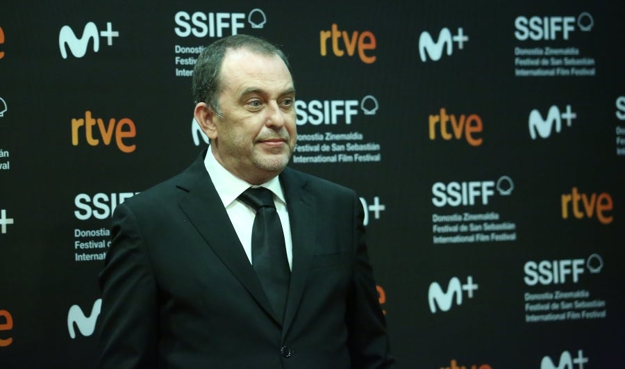 El reparto de 'El verano que vivimos' ha posado para la prensa y para los pocos aficiados que han podido verlos en la alfombra roja del Victoria Eugenia. 