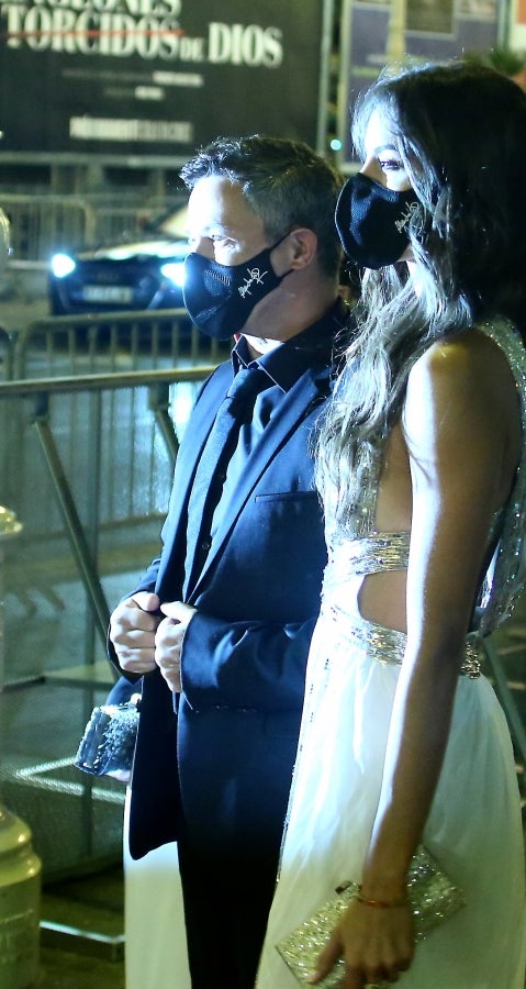 El reparto de 'El verano que vivimos' ha posado para la prensa y para los pocos aficiados que han podido verlos en la alfombra roja del Victoria Eugenia. 