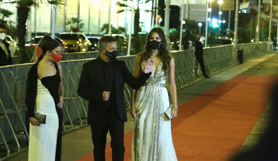 El reparto de 'El verano que vivimos' ha posado para la prensa y para los pocos aficiados que han podido verlos en la alfombra roja del Victoria Eugenia. 