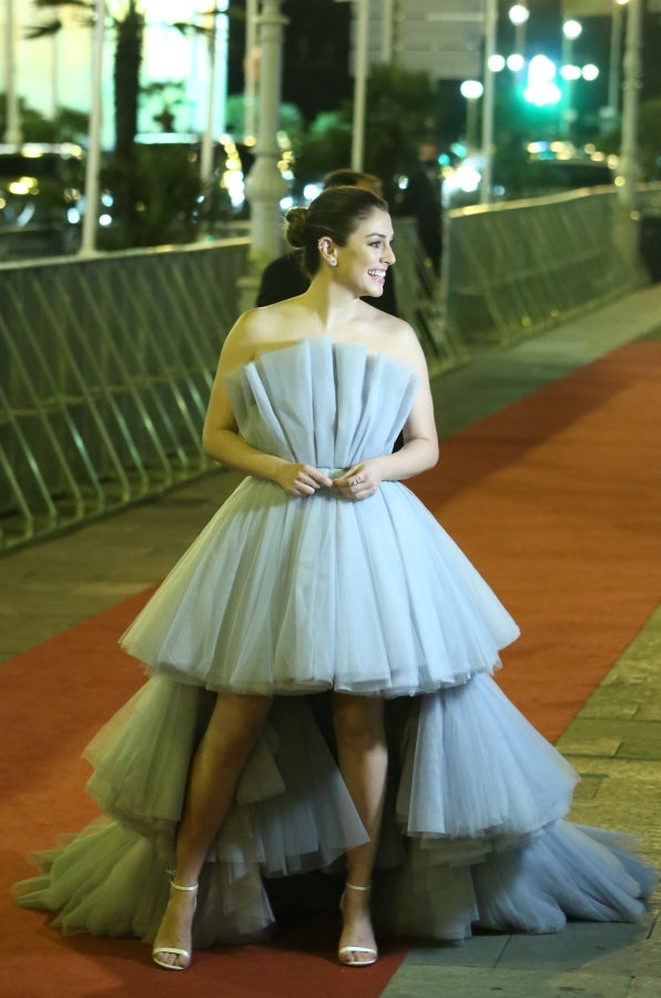 El reparto de 'El verano que vivimos' ha posado para la prensa y para los pocos aficiados que han podido verlos en la alfombra roja del Victoria Eugenia. 