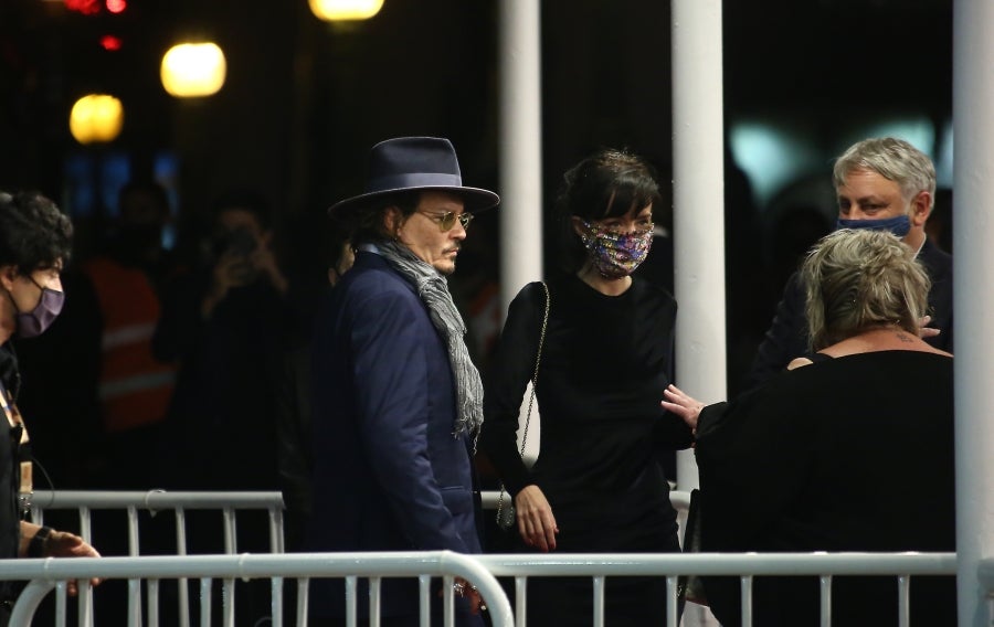 El actor, vestido de gala, dedica tiempo a los pocos presentes y posa y saluda a cada uno de ellos. Junto a él, el resto del equipo de producción y realización de la película 'Crock of Gold'. 