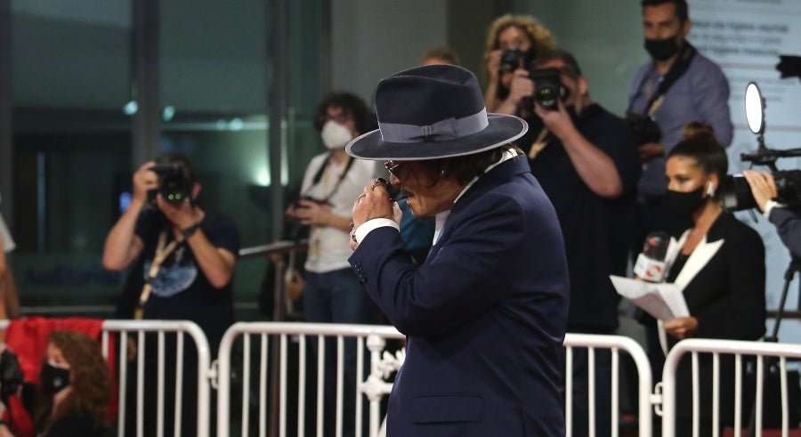 El actor, vestido de gala, dedica tiempo a los pocos presentes y posa y saluda a cada uno de ellos. Junto a él, el resto del equipo de producción y realización de la película 'Crock of Gold'. 