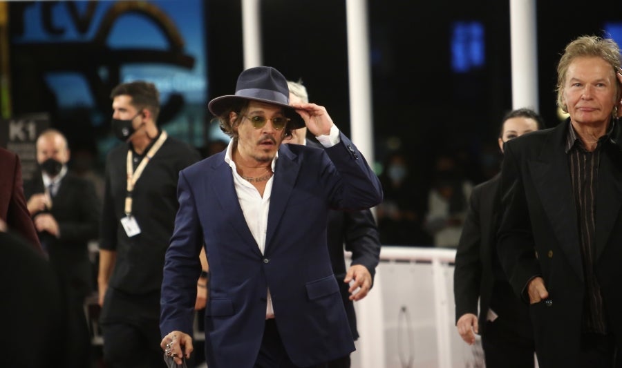 El actor, vestido de gala, dedica tiempo a los pocos presentes y posa y saluda a cada uno de ellos. Junto a él, el resto del equipo de producción y realización de la película 'Crock of Gold'. 