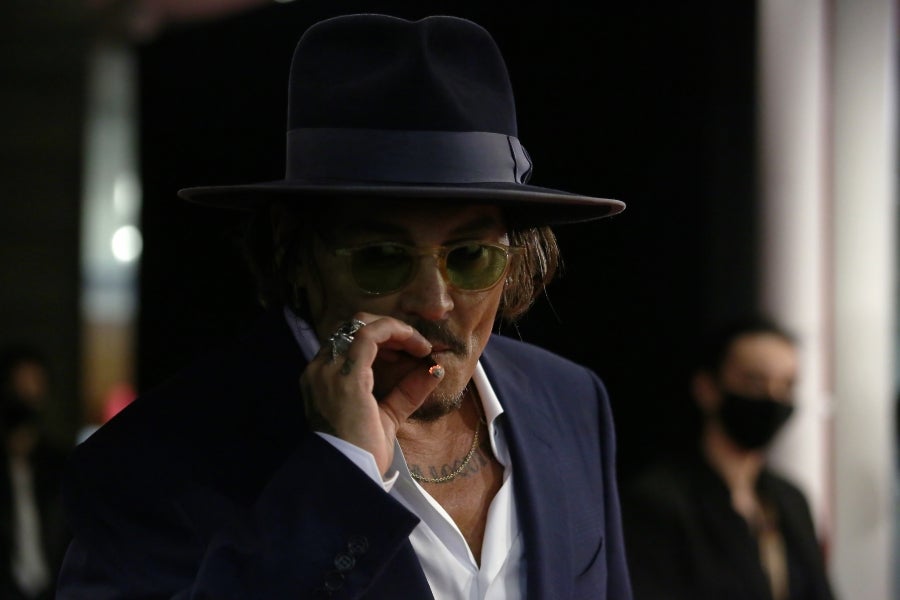 El actor, vestido de gala, dedica tiempo a los pocos presentes y posa y saluda a cada uno de ellos. Junto a él, el resto del equipo de producción y realización de la película 'Crock of Gold'. 