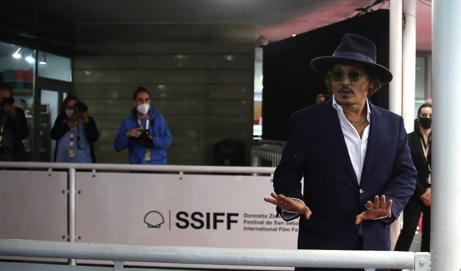 El actor, vestido de gala, dedica tiempo a los pocos presentes y posa y saluda a cada uno de ellos. Junto a él, el resto del equipo de producción y realización de la película 'Crock of Gold'. 