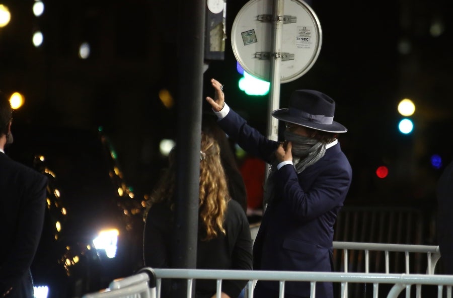 El actor, vestido de gala, dedica tiempo a los pocos presentes y posa y saluda a cada uno de ellos. Junto a él, el resto del equipo de producción y realización de la película 'Crock of Gold'. 