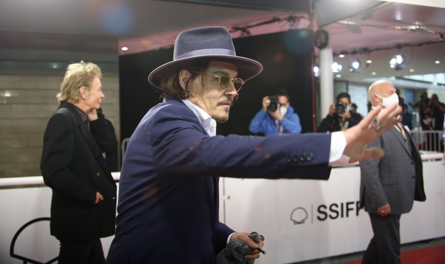 El actor, vestido de gala, dedica tiempo a los pocos presentes y posa y saluda a cada uno de ellos. Junto a él, el resto del equipo de producción y realización de la película 'Crock of Gold'. 