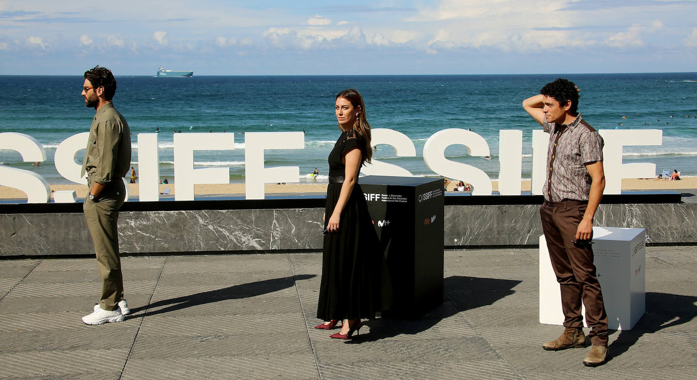 Rey y Suárez, posan para la prensa en la terraza del Kursaal.