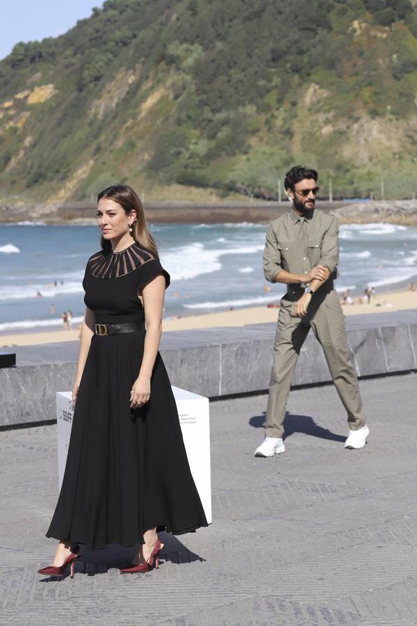 Rey y Suárez, posan para la prensa en la terraza del Kursaal.