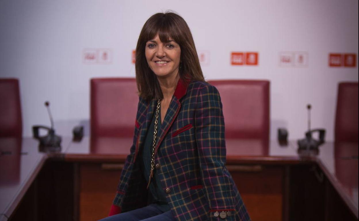 Idoia Mendia, sentada en uno de los cubos que decoran la sala de la Ejecutiva del PSE en la sede de Bilbao 