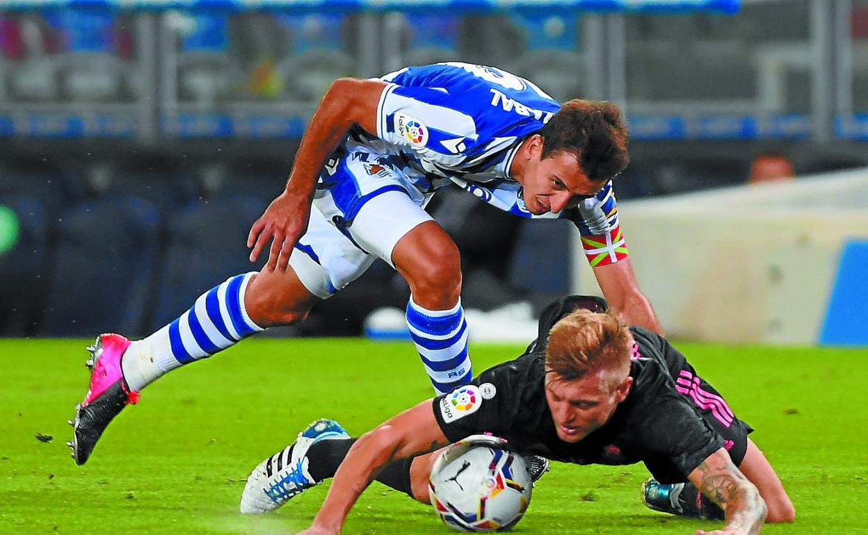 Mikel Oyarzabal cae ante Kroos. El capitánrealista no jugó esta vez en la bandapero trabajó mucho 