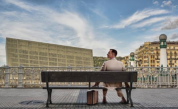 Imagen principal - Forrest Gump, muy cómodo en un banco del Paseo de Salamanca. ¿Se habrá escrito un crimen en la Plaza de la Constitución? 