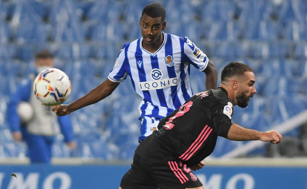 Isak lanza a puerta ante Carvajal. 