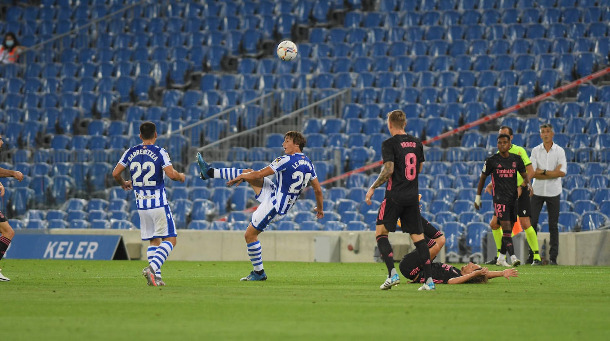 En soledad.Le Normand despeja un balónante la atenta mirada deImanol, sin escuchar ni un almaanimando su acción. 