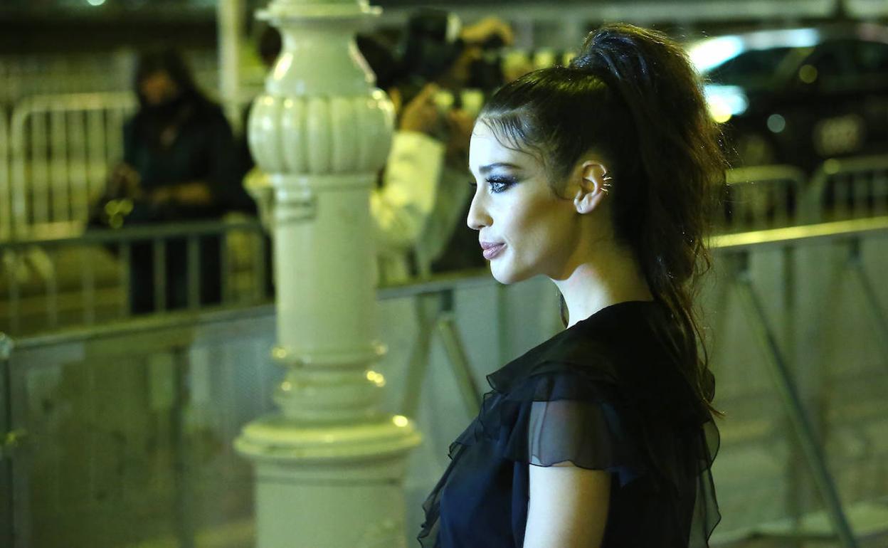 La actriz Maria Pedraza deslumbró en la alfombra roja del teatro Victoria Eugenia 