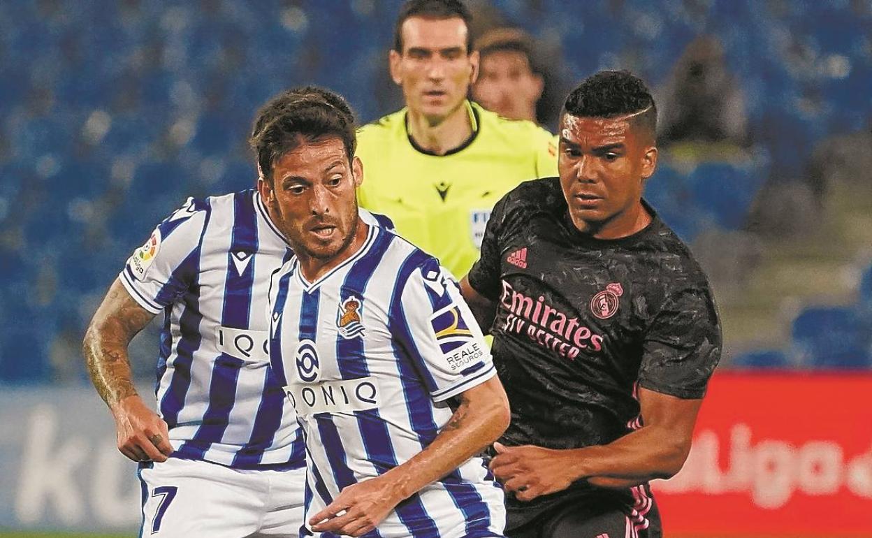 Silva controla un balón acosado por Casemiro. 