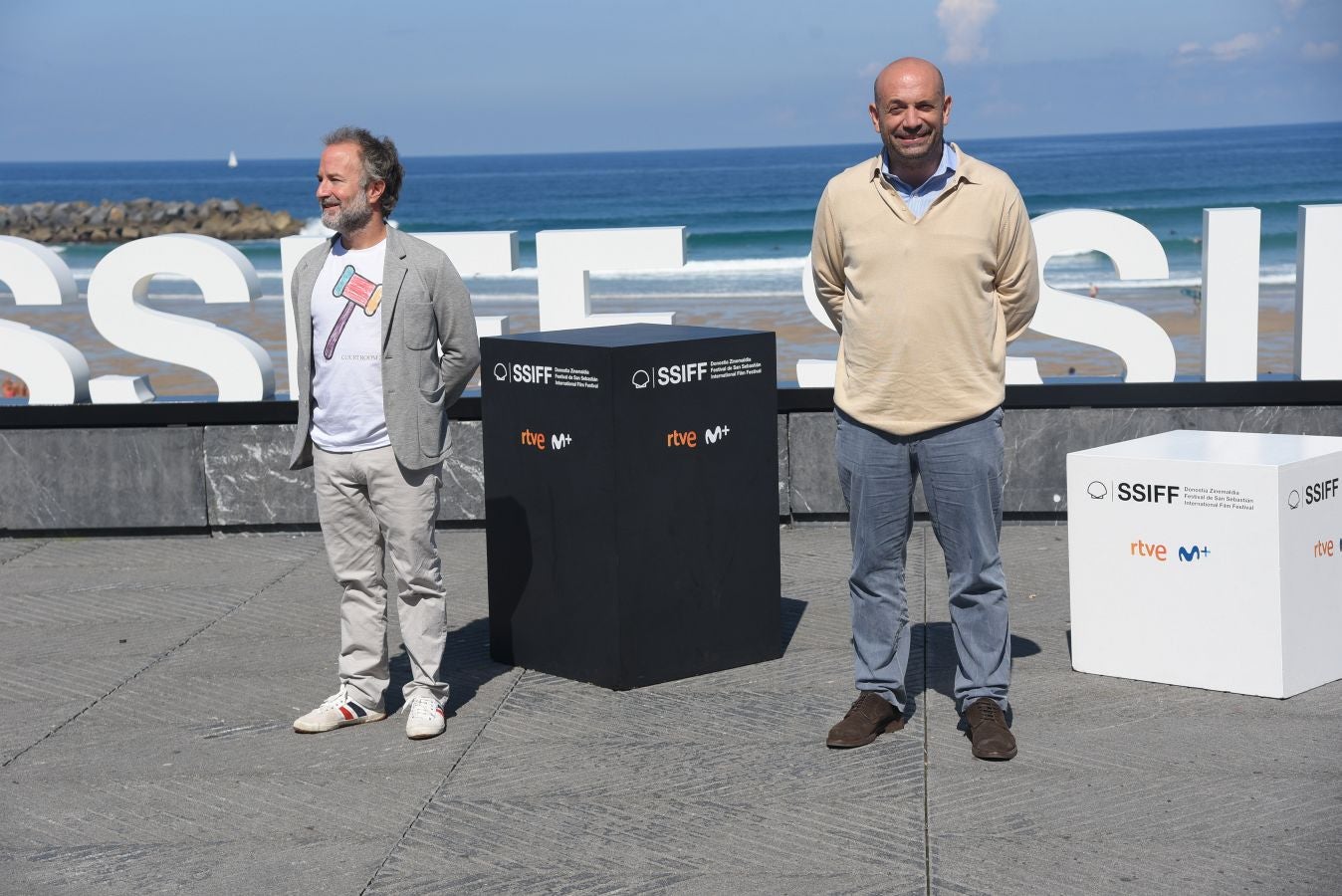 Miembros del equipo de la película 'The Courtoom 3H', en la terraza del Kursaal.