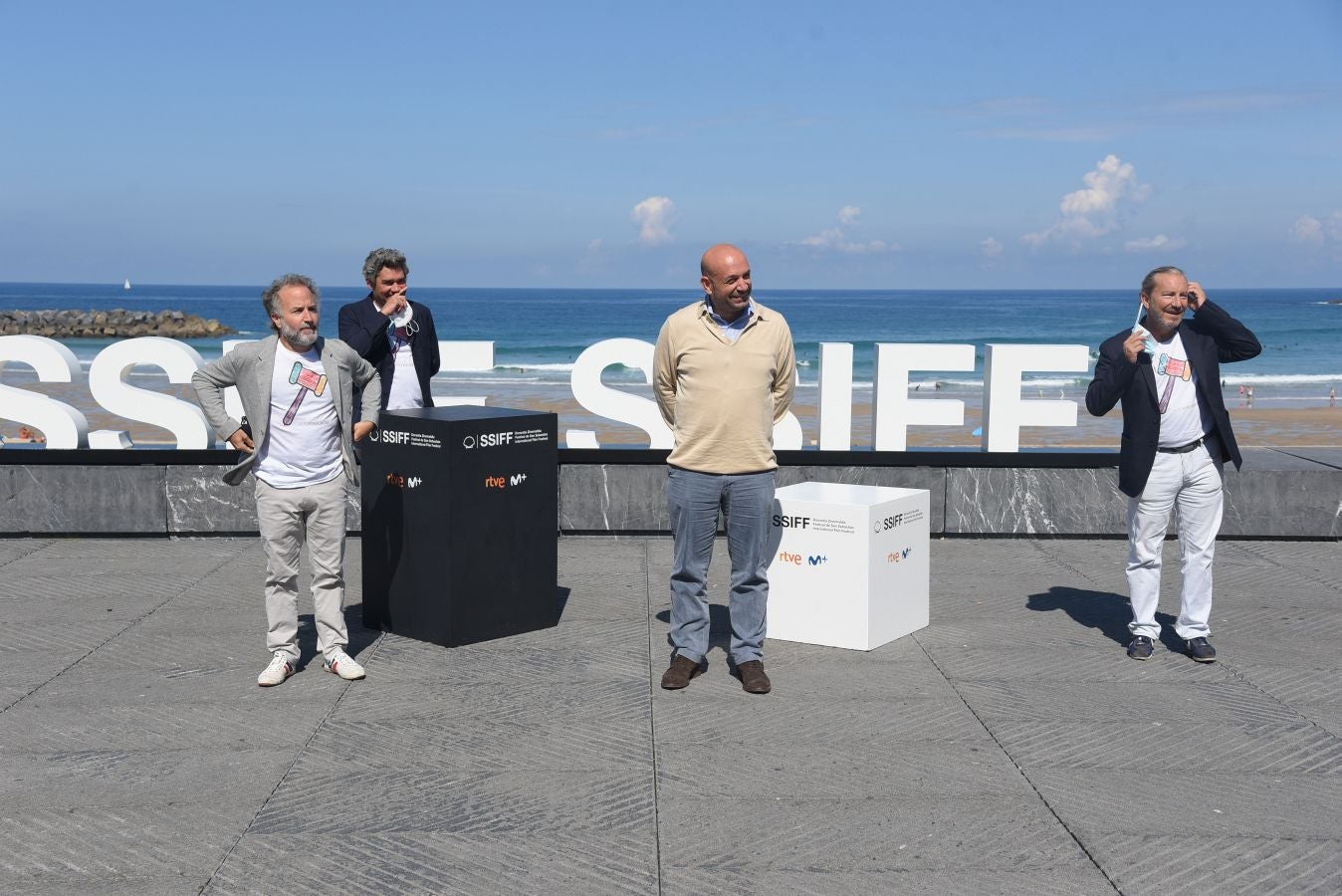 Miembros del equipo de la película 'The Courtoom 3H', en la terraza del Kursaal.