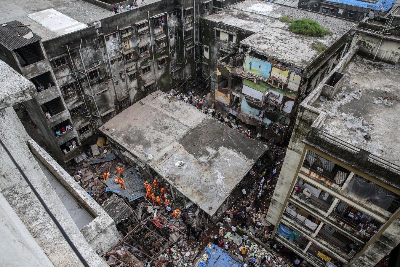 En la localidad de Bhiwandi, cercana a la ciudad de Bombay, en la India, un edificio colapsó, ocasionando la muerte de al menos 10 personas mientras que otras 20 permanecen entre los escombros. Entre los fallecidos hay siete menores y tres adultos. La edificación residencial de tres plantas de altura se derrumbó durante la madrugada.