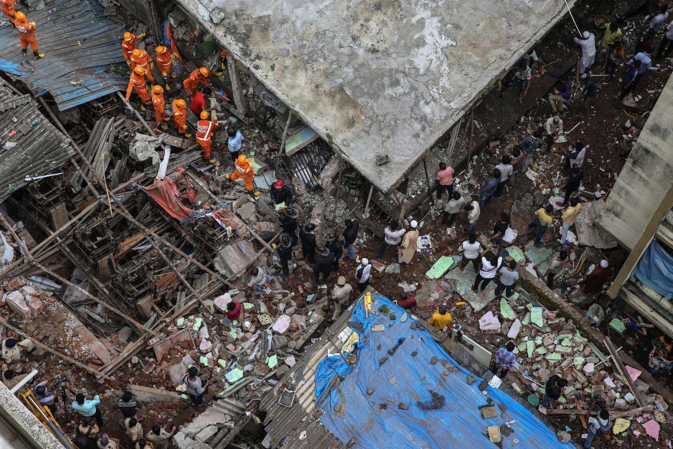 En la localidad de Bhiwandi, cercana a la ciudad de Bombay, en la India, un edificio colapsó, ocasionando la muerte de al menos 10 personas mientras que otras 20 permanecen entre los escombros. Entre los fallecidos hay siete menores y tres adultos. La edificación residencial de tres plantas de altura se derrumbó durante la madrugada.