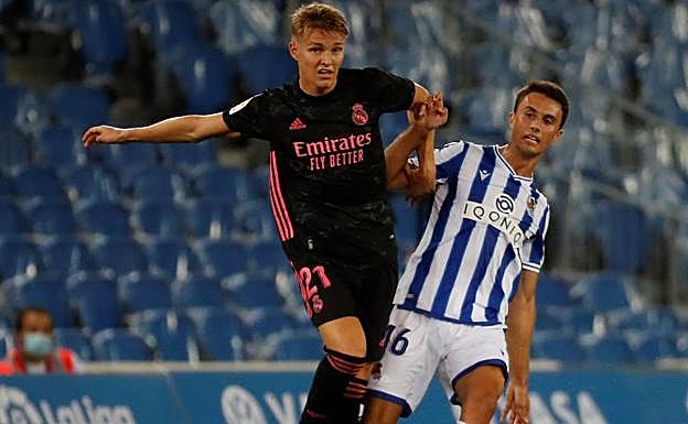 Odegaaard pugna por un balón con Guevara el pasado domingo en el Reale Arena.