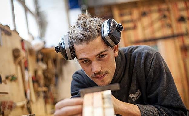 Imagen principal - Arriba: el francés Rémi Fennebresque, trabajando en el taller de Albaola, donde tiene previsto permanecer como profesor. A la izquierda:el llamado 'antzoki' de la factoría es el lugar de trabajo y formación de los aprendices. A la derecha: en la botadura de un 'waterwag', uno de los dos veleros irlandeses que se han construido en Albaola.