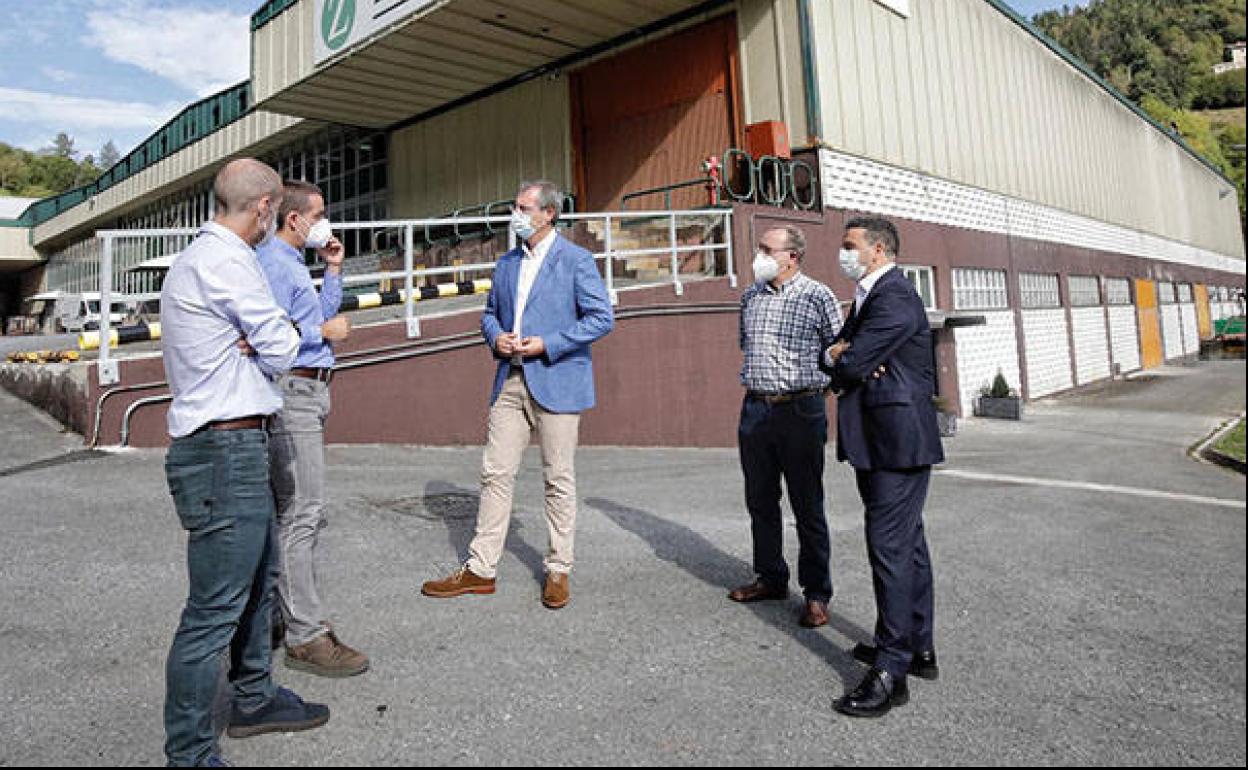 El diputado general, Markel Olano, y el de Promoción Económica, Imanol Lasa, junto a los hermanos Julen y Jon Tejeria y su padre y fundador de la empresa, Julián.