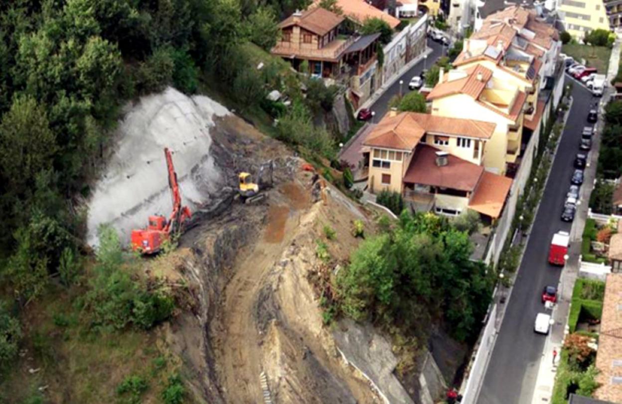 La imagen encargada por el Ayuntamiento muestra las labores de estabilización de la ladera en Lilibaso.